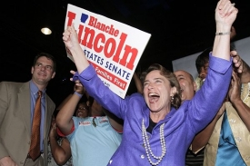 Blanche Lincolnová se raduje z nečekaného vítězství v Arkansasu.